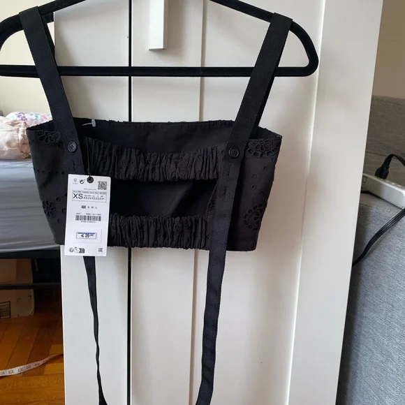 NWT ZARA EMBROIDERED EYELET CROP TOP BLACK - SIZE XS - Picture 4 of 7